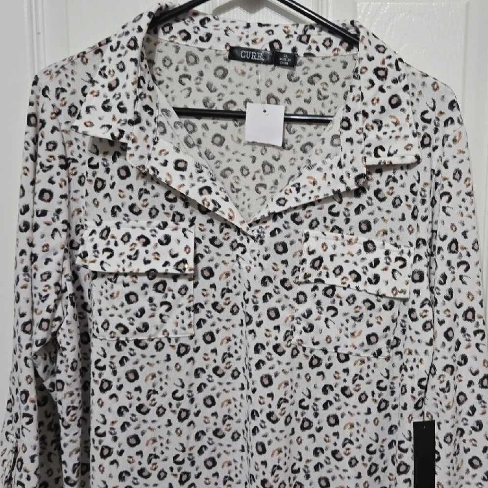 Elegant Animal Print Blouse - Picture 3 of 5